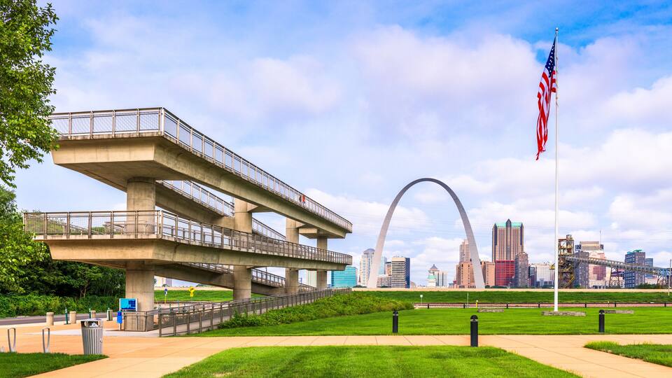 St. Louis, Missouri, USA park and skyline.