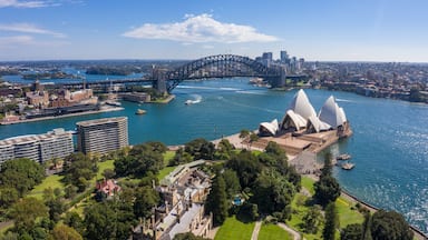 Het Sydney Opera Huis, de Sydney Harbour Bridge en de omliggende stadsgezicht.