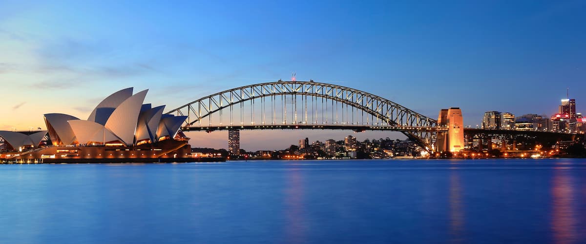 L’Opéra de Sydney et le pont du port de Sydney au crépuscule.