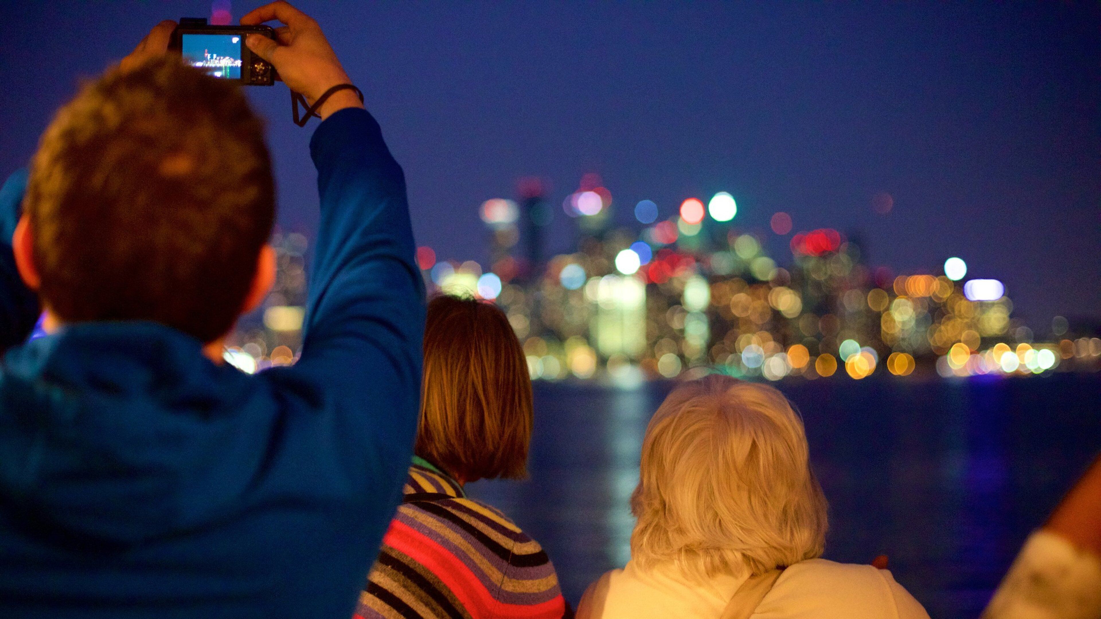 Toronto mettant en vedette rivière ou ruisseau, scènes de nuit et ville