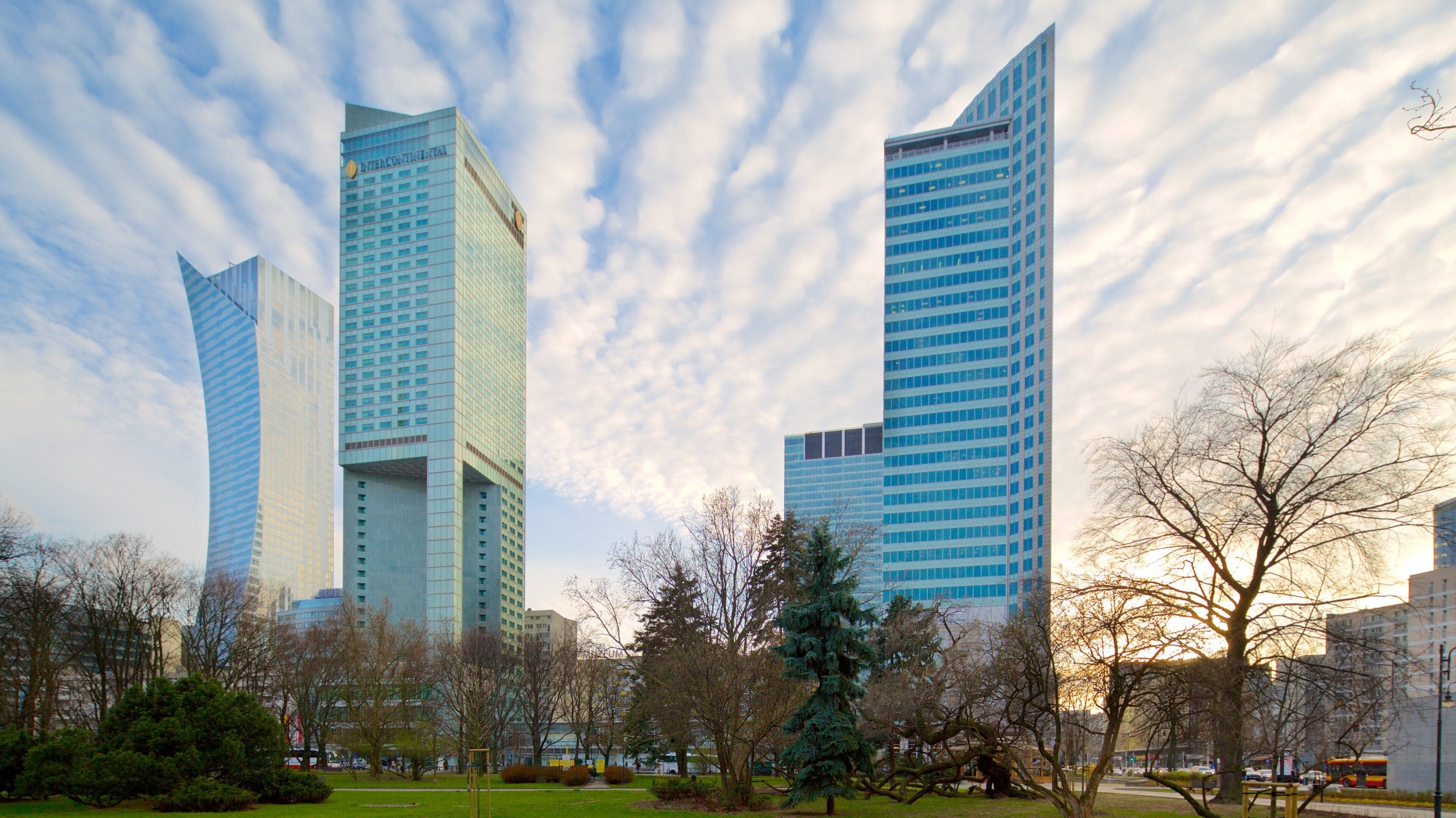 Warszawa som inkluderar modern arkitektur och en stad