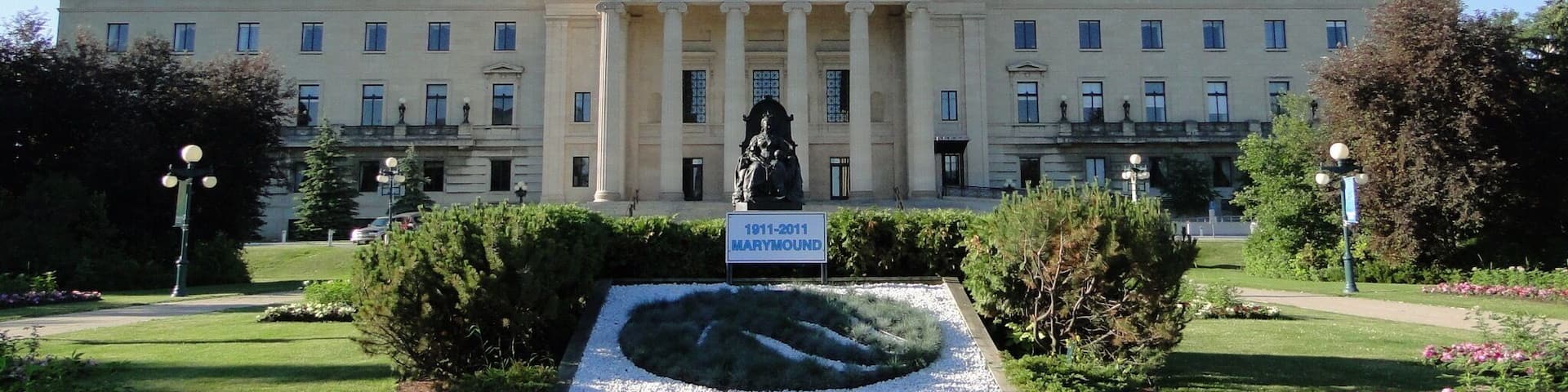 Passing through Winnipeg stopped to get a quick picture of the legislative building.