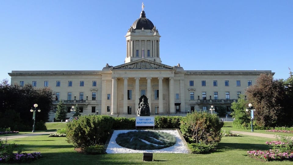 Passing through Winnipeg stopped to get a quick picture of the legislative building.