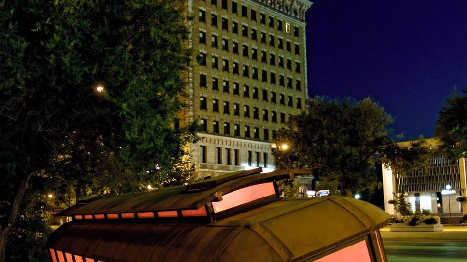 A sculpture of the 1919 street car that was overturned during the 1919 Winnipeg general strike.
A handheld shot at 16mm at 1.4.
