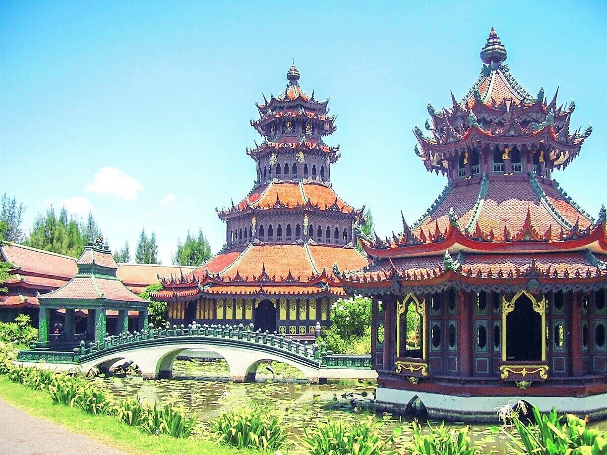 Ancient City, or Muang Boran in Samut Prakan is Thailand's version of Nayong Pilipino. Ancient structures of Thailand are showcased together with the locals' architectural craftmanship where replicas are meticulously designed in every nook and cranny from floor to ceiling almost looking like those were the original.