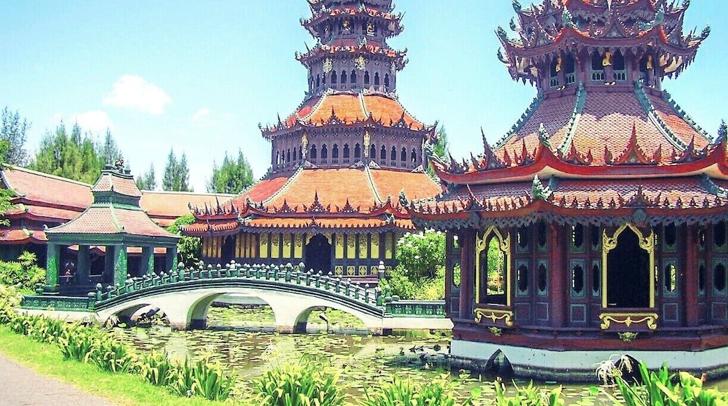 Ancient City, or Muang Boran in Samut Prakan is Thailand's version of Nayong Pilipino. Ancient structures of Thailand are showcased together with the locals' architectural craftmanship where replicas are meticulously designed in every nook and cranny from floor to ceiling almost looking like those were the original.