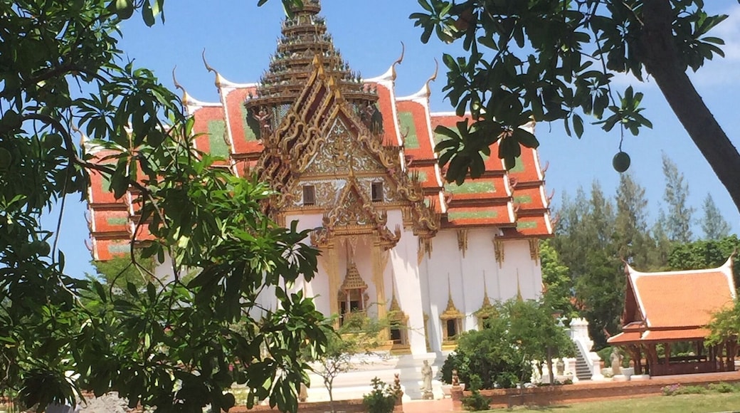 Ancient City is an easy day-trip about an hour or so outside of Bangkok, Thailand. It is a huge park where you can walk, ride bikes or take a tram to see a wide array of Thai temples and statues.
#thailand #thai #nature #architecture #temple #outdoors
Instagram.com/luv_to_wander
