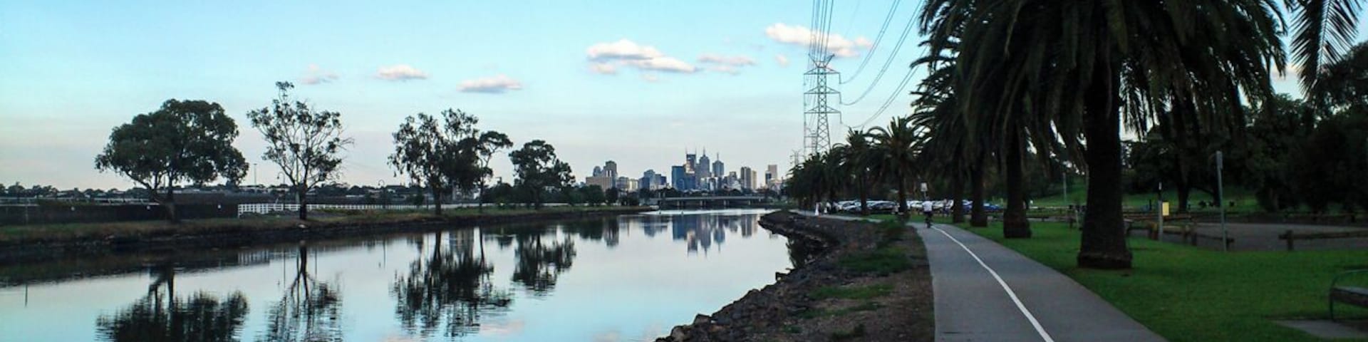This was my favorite spot to workout when I was in Melbourne. Beautiful outdoor space, the skyscraper in the distance, awesome water reflection. There are a few public barbecues as well if you want to enjoy a picnic on the grass.
#localgem
http://nomadswind.com/the-best-of-Melbourne/