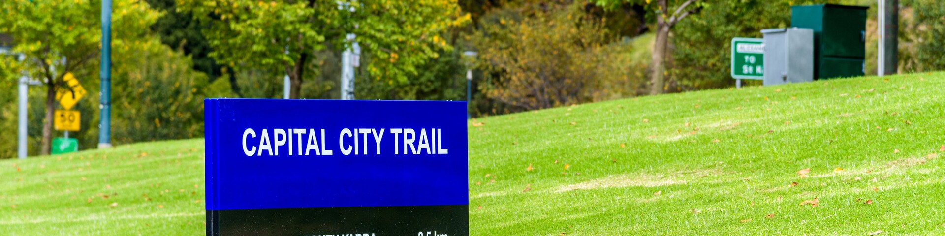 Señal del Capital City Trail con indicaciones y distancias a South Yarra, Abbotsford y Fitzroy North.