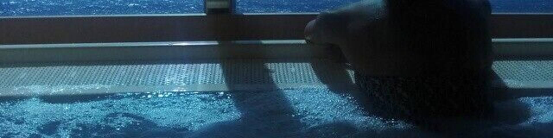 A Japanese spa bath right up against the backdrop of the open ocean. Could this be any more beautiful? What a ride! #princesscruise #placeofzen #workinghard