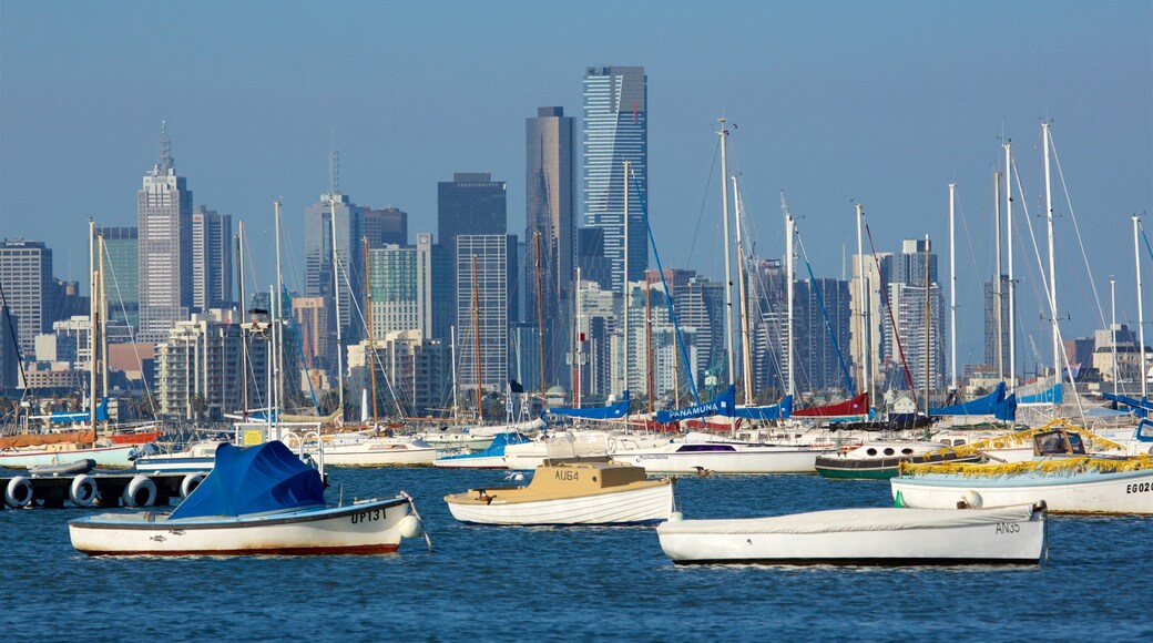 Williamstown mit einem Stadt, Hochhaus und Bucht oder Hafen