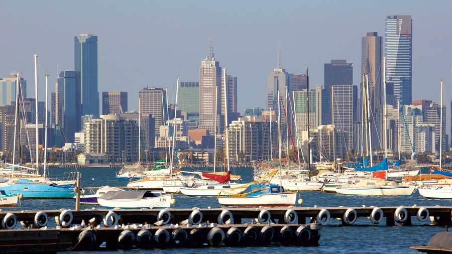 Williamstown which includes a marina, skyline and sailing