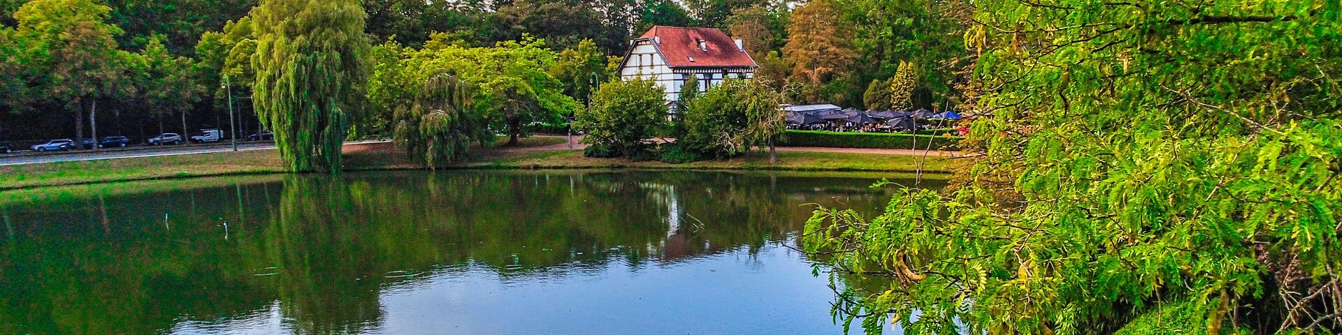 Maison belge pres d'un etang à Bruxelles