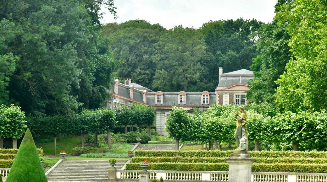 Le jardin du parc des Trois Fontaines en contre-bas des écuries à Vilvoorde