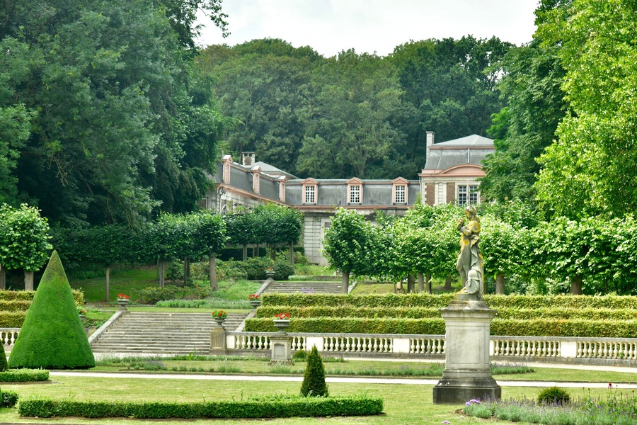 Le jardin du parc des Trois Fontaines en contre-bas des écuries à Vilvoorde