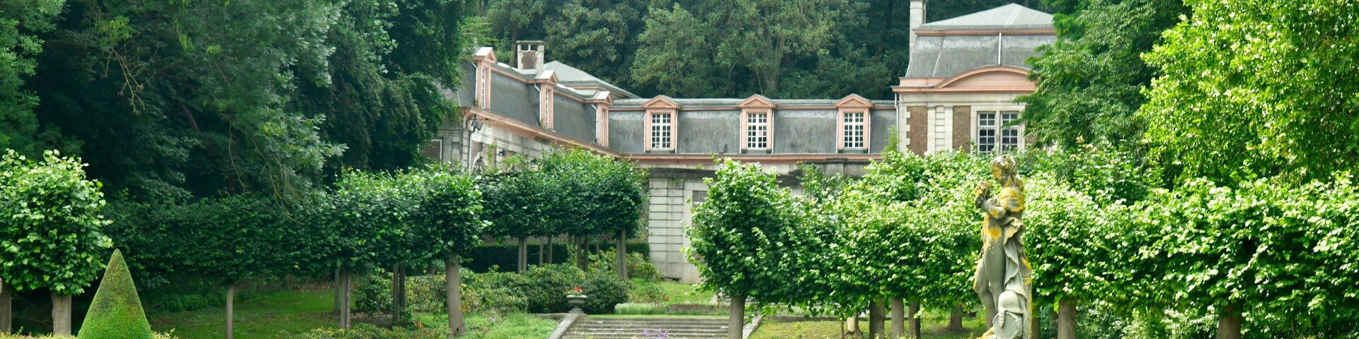 Le jardin du parc des Trois Fontaines en contre-bas des écuries à Vilvoorde