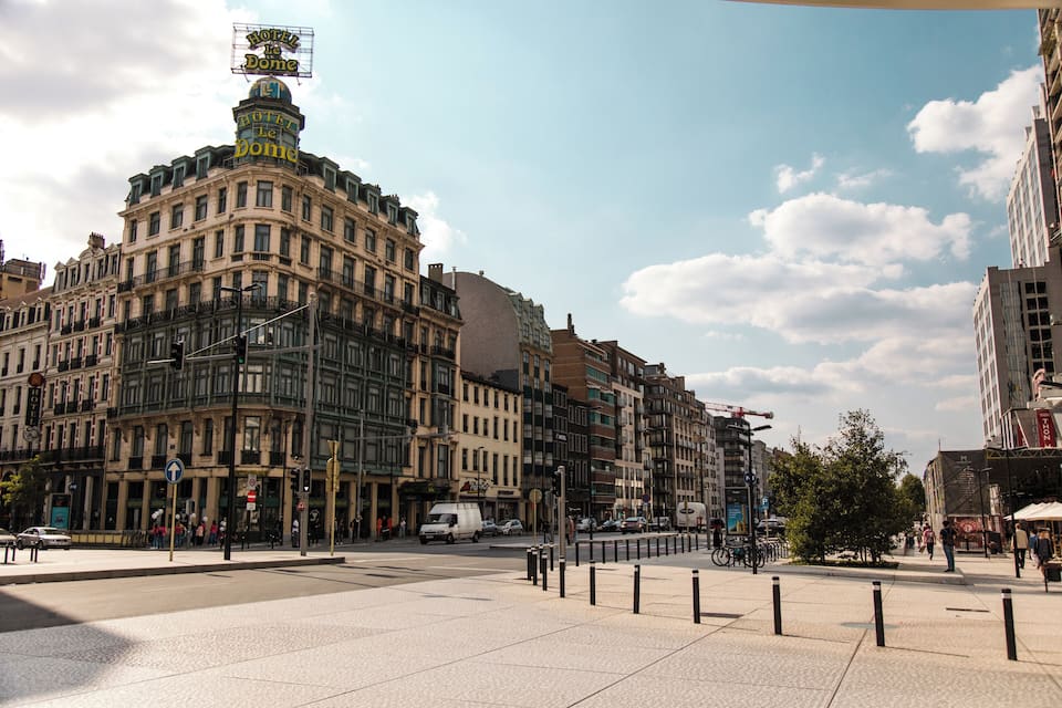 Un bâtiment historique doté d’un dôme et d’une enseigne indiquant « HÔTEL Le Dome ».