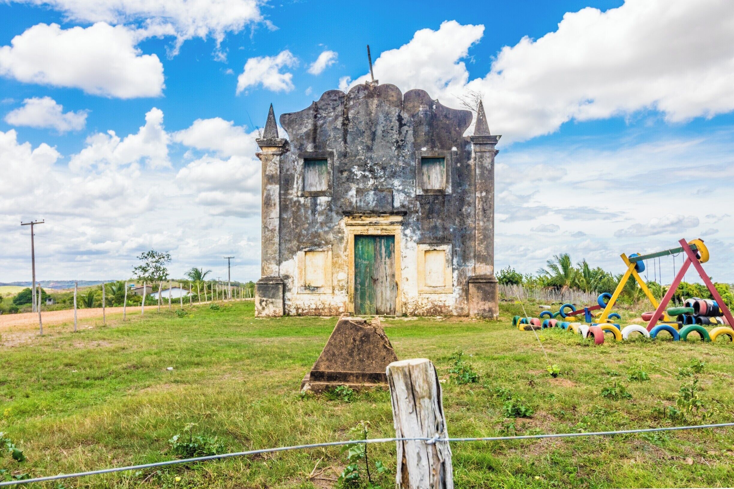 Façade and church yard of the Capela de Nossa Senhora da Conceição do Engenho Poxim (Chapel of Our Lady of the Conception of Engenho Poxim), a rural Baroque church of a sugarcane plantation. Completed in 1751 and designated a national historic site of Brazil in 1943. Now abandoned. #BVStrove