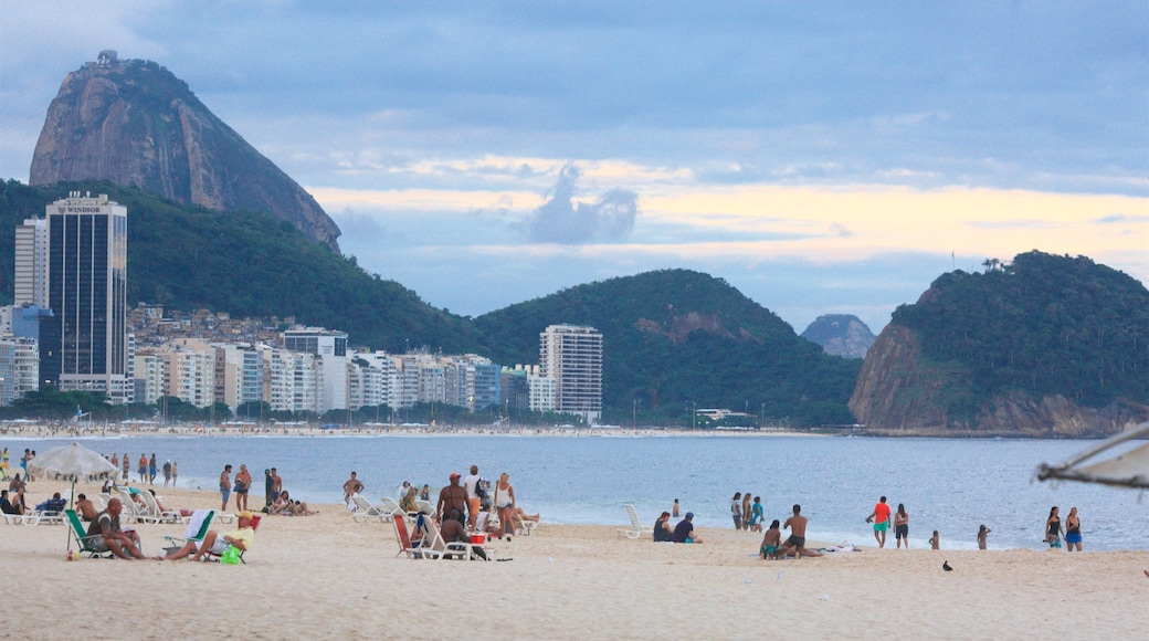 Copacabana que inclui uma cidade litorânea, uma praia e montanhas