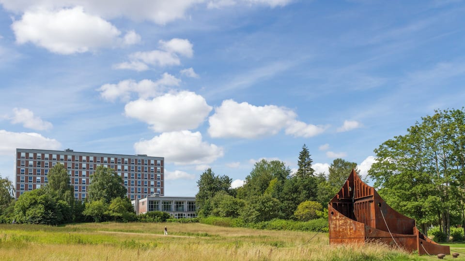 Die Skulptur "Hafen 77" von Felix Fehlmann am Tirpitzhafen von Kiel. Der schwedische Reeder Sten Allan Olsson, Direktor der Stena Line, stiftete das Denkmal im Jahre 1977.