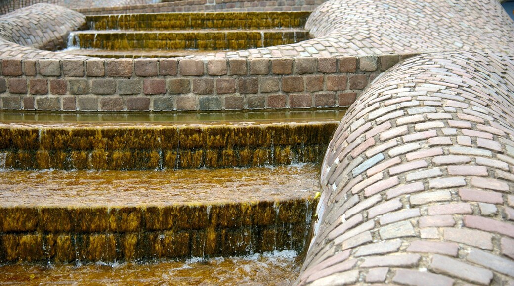 Kiel featuring a fountain