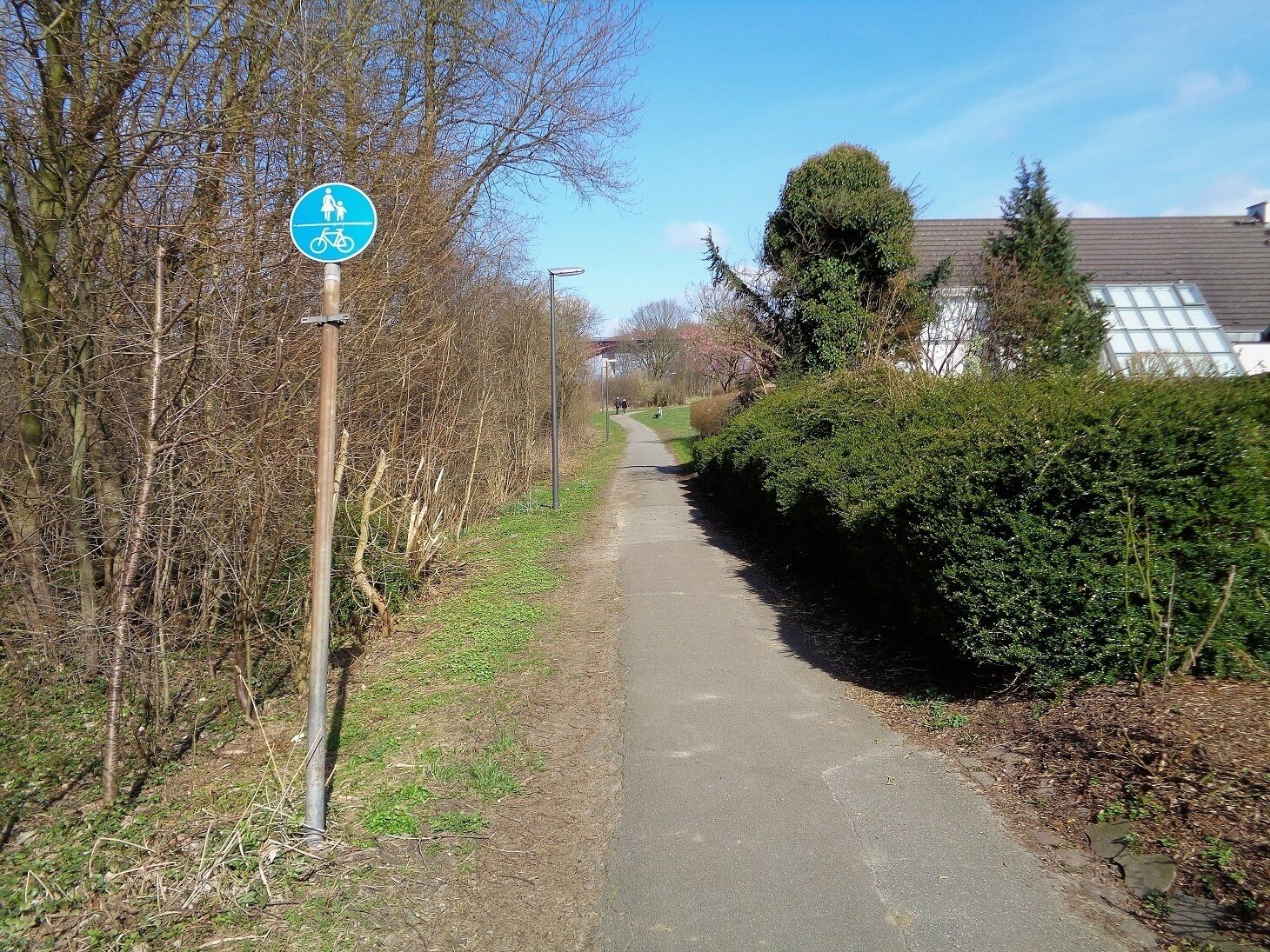 Der Wanderweg Am Kanal in Kiel-Suchsdorf. Im Hintergrund knapp zu erkennen die Levensauer Hochbrücke.