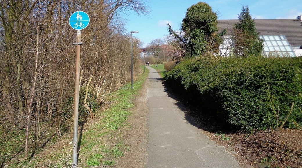 Der Wanderweg Am Kanal in Kiel-Suchsdorf. Im Hintergrund knapp zu erkennen die Levensauer Hochbrücke.