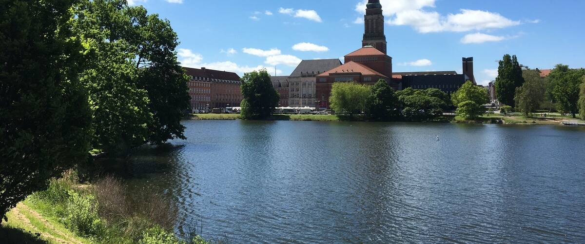 Kieler Rathaus im Frühling