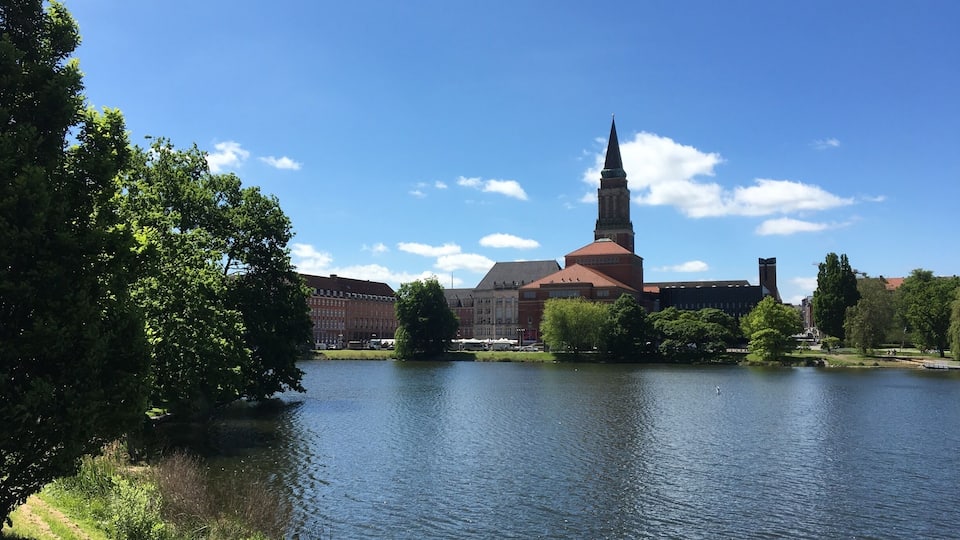Kieler Rathaus im Frühling