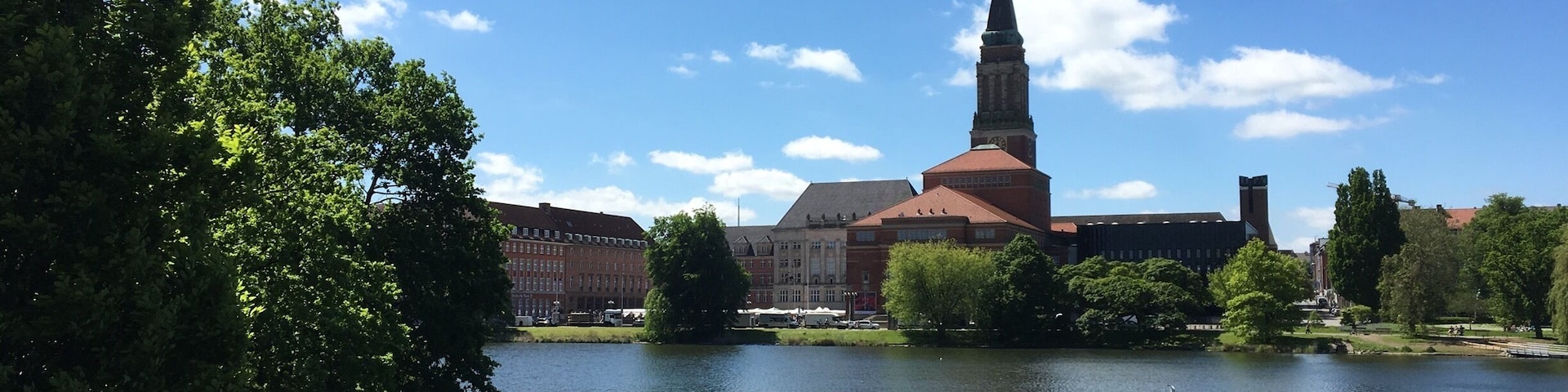 Kieler Rathaus im Frühling