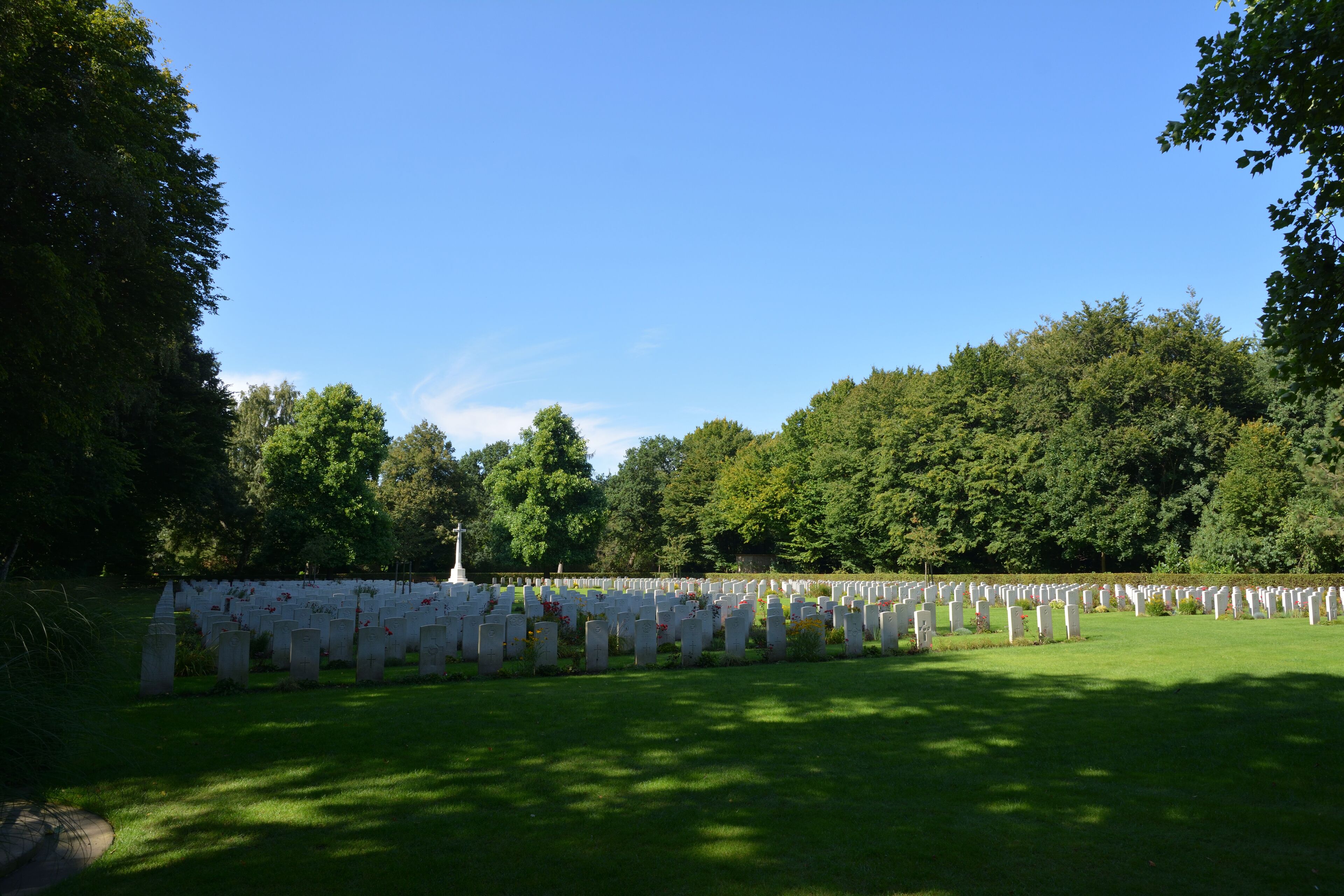 Impressionen aus dem Nordfriedhof in Kiel Ein Grossteil diese Friehofes ist den Gefallenen der beiden Weltkrige gewidmet.