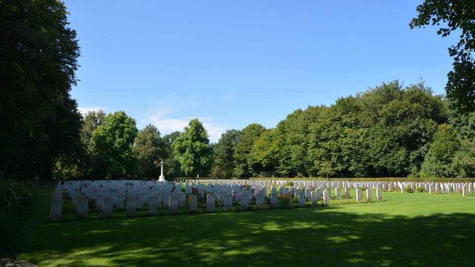 Impressionen aus dem Nordfriedhof in Kiel Ein Grossteil diese Friehofes ist den Gefallenen der beiden Weltkrige gewidmet.