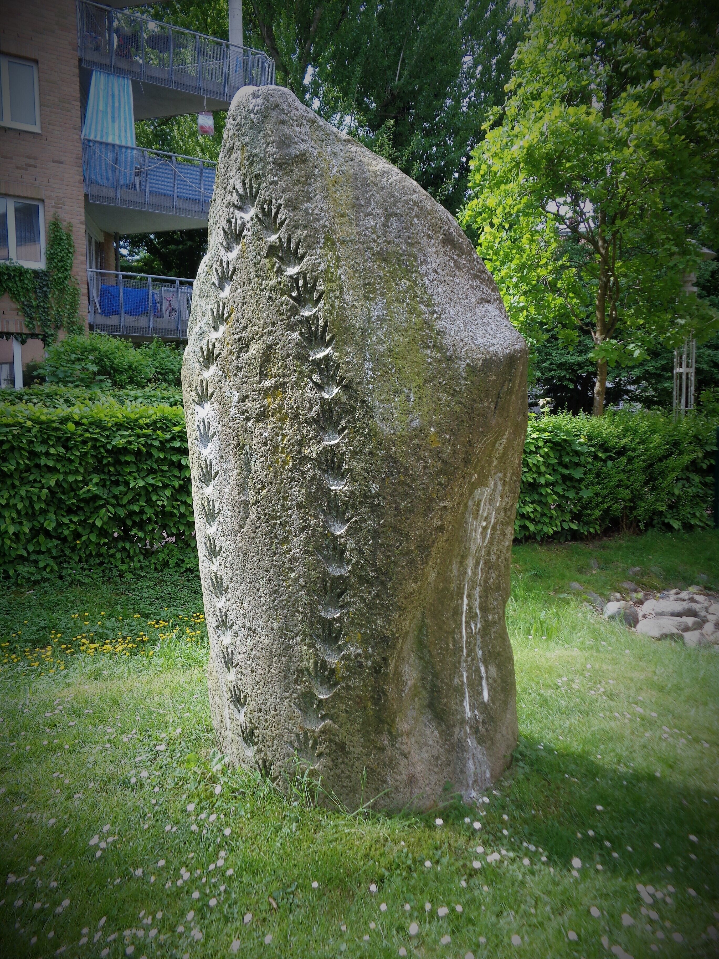Granitskulpturen von Ben Siebenrock (1951–2018). Standort: Gustav-Schatz-Hof, Kiel-Gaarden-Ost.