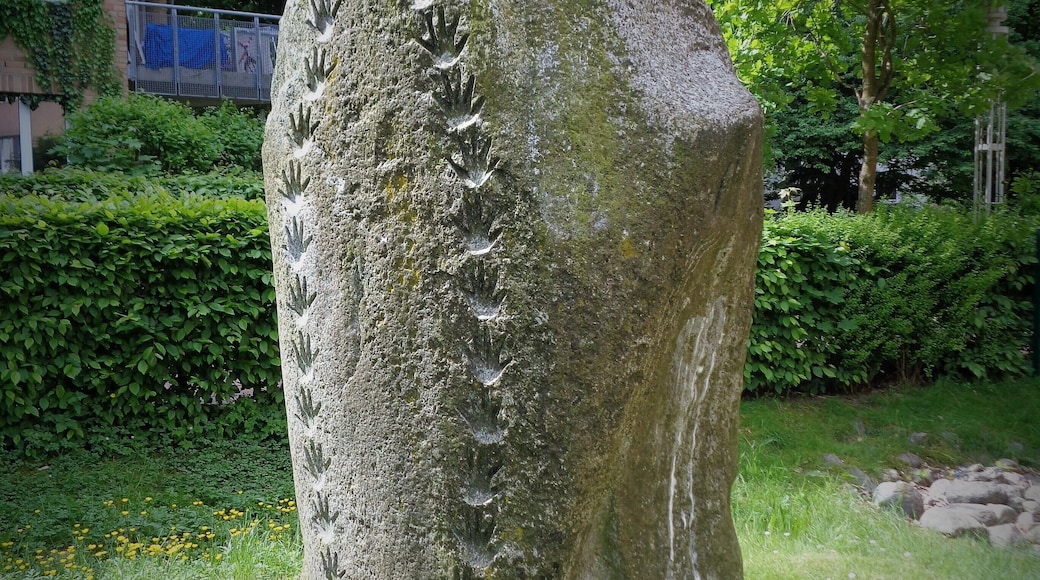 Granitskulpturen von Ben Siebenrock (1951–2018). Standort: Gustav-Schatz-Hof, Kiel-Gaarden-Ost.