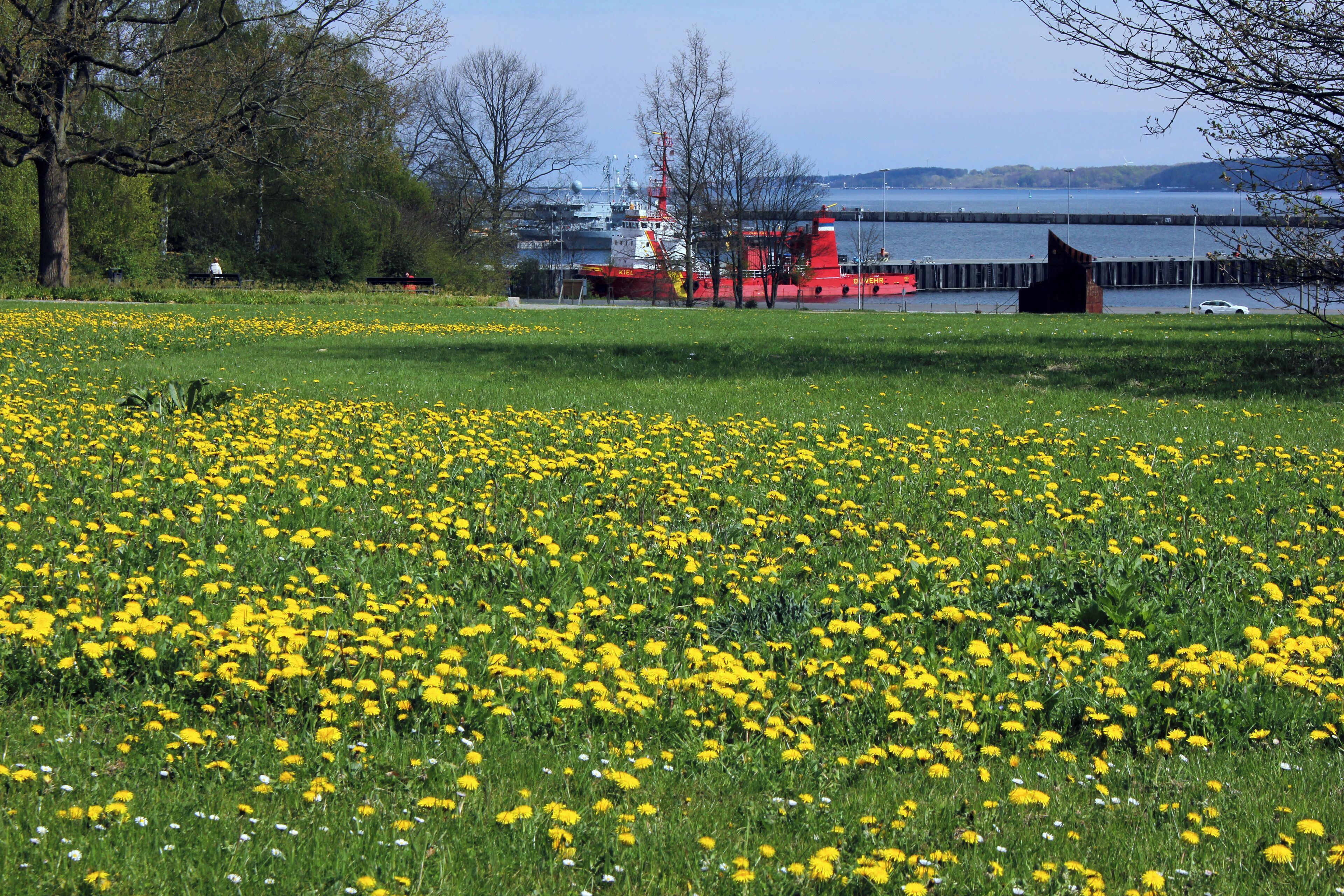 Blick über den Tirpitzhafen und die Kieler Förde mit der Plastik "Hafen 77" (1977) von Felix Fehlmann an der Kiellinie in der Wik, Kiel (s. KUNST@SH - Felix Fehlmann, Hafen 77).