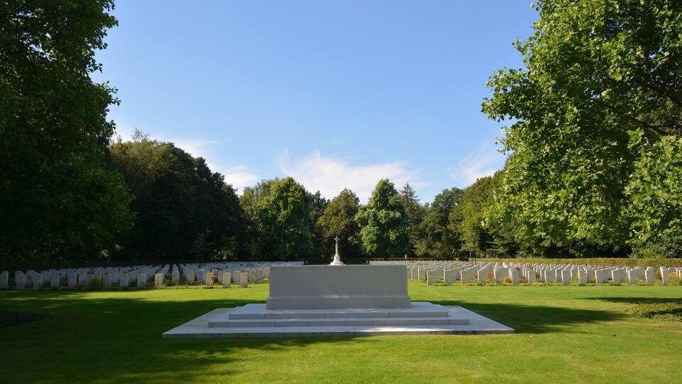 Impressionen aus dem Nordfriedhof in Kiel Ein Grossteil diese Friehofes ist den Gefallenen der beiden Weltkrige gewidmet.