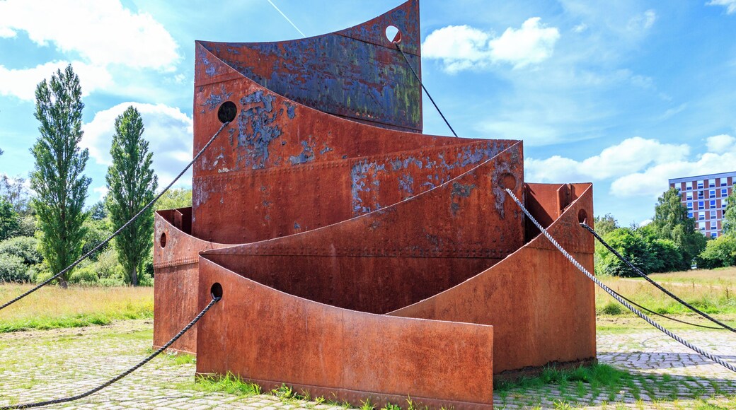 Die Skulptur "Hafen 77" von Felix Fehlmann am Tirpitzhafen von Kiel. Der schwedische Reeder Sten Allan Olsson, Direktor der Stena Line, stiftete das Denkmal im Jahre 1977.