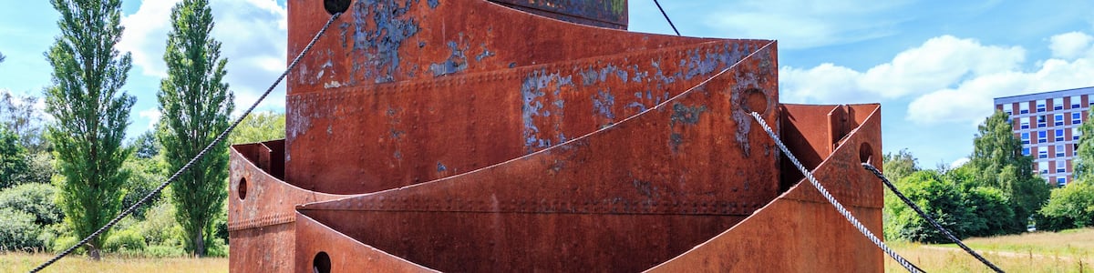 Die Skulptur "Hafen 77" von Felix Fehlmann am Tirpitzhafen von Kiel. Der schwedische Reeder Sten Allan Olsson, Direktor der Stena Line, stiftete das Denkmal im Jahre 1977.