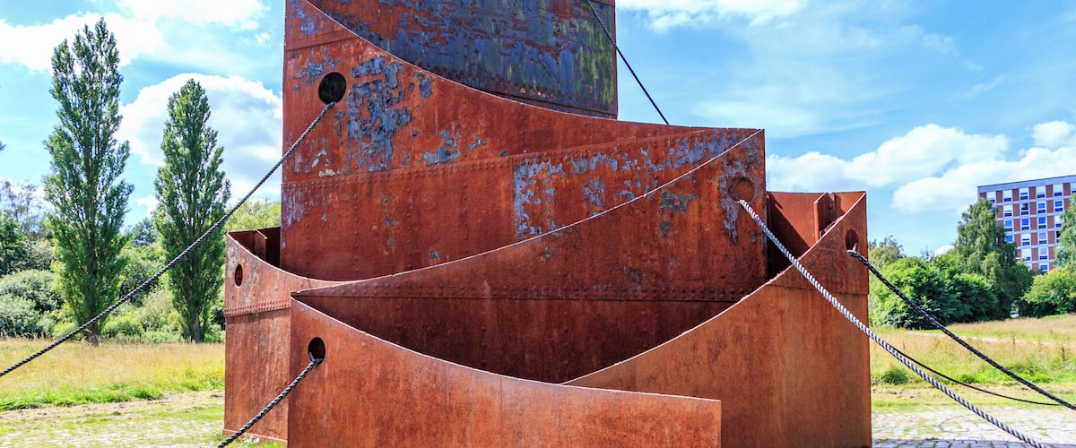 Die Skulptur "Hafen 77" von Felix Fehlmann am Tirpitzhafen von Kiel. Der schwedische Reeder Sten Allan Olsson, Direktor der Stena Line, stiftete das Denkmal im Jahre 1977.