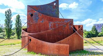Die Skulptur "Hafen 77" von Felix Fehlmann am Tirpitzhafen von Kiel. Der schwedische Reeder Sten Allan Olsson, Direktor der Stena Line, stiftete das Denkmal im Jahre 1977.