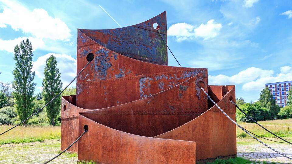 Die Skulptur "Hafen 77" von Felix Fehlmann am Tirpitzhafen von Kiel. Der schwedische Reeder Sten Allan Olsson, Direktor der Stena Line, stiftete das Denkmal im Jahre 1977.