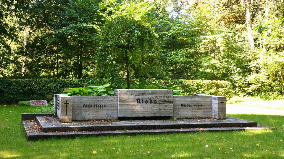 Grabdenkmal für die Todesopfer beim Untergang des Marine-Schulschiffs Niobe (1932) auf dem Nordfriedhof in Kiel, eingeweiht am 26. Juli 1933
