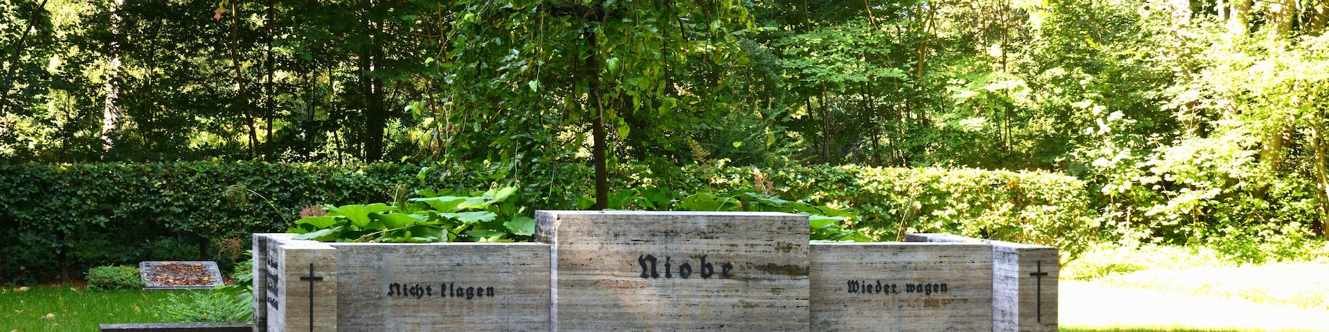 Grabdenkmal für die Todesopfer beim Untergang des Marine-Schulschiffs Niobe (1932) auf dem Nordfriedhof in Kiel, eingeweiht am 26. Juli 1933