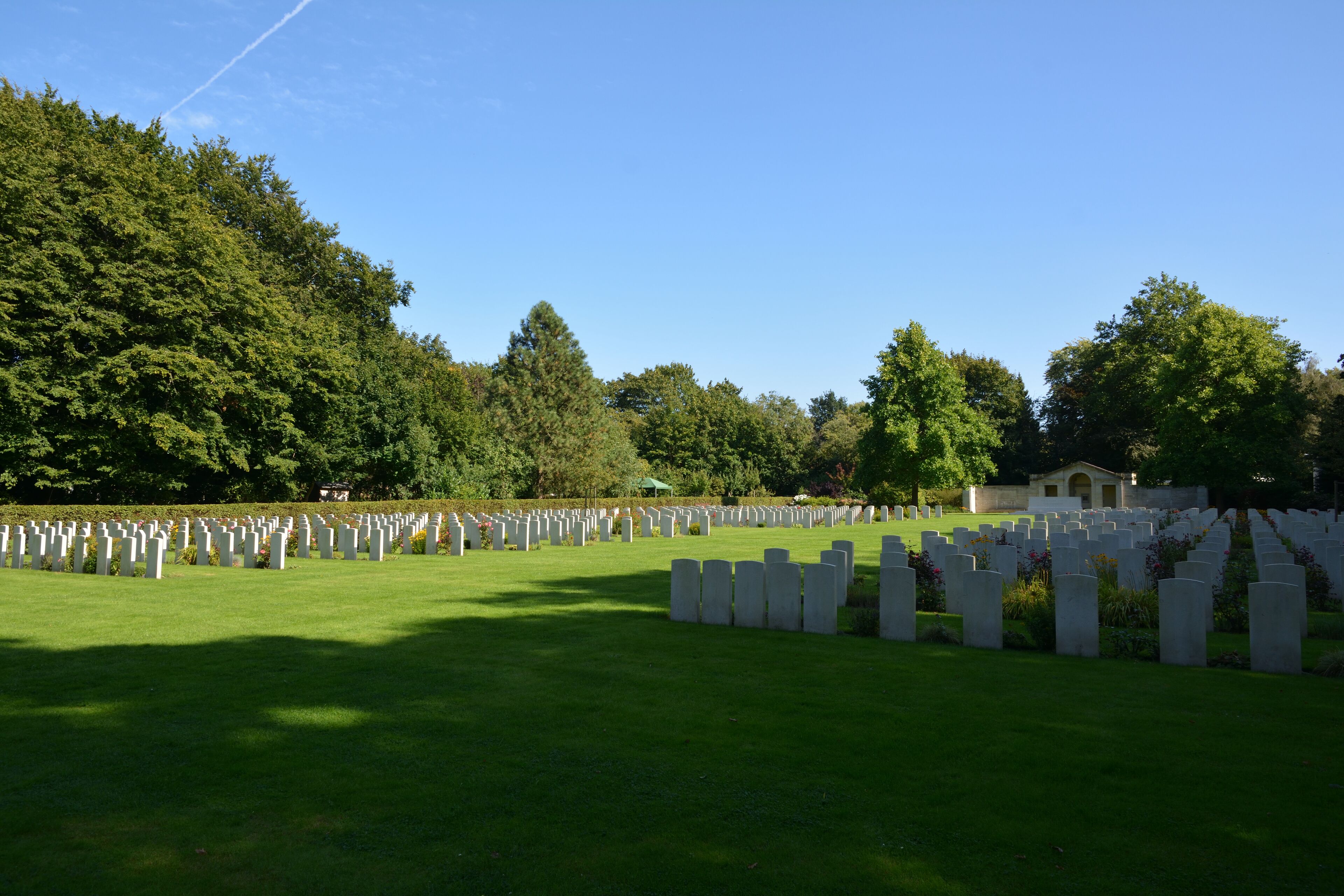 Impressionen aus dem Nordfriedhof in Kiel Ein Grossteil diese Friehofes ist den Gefallenen der beiden Weltkrige gewidmet.