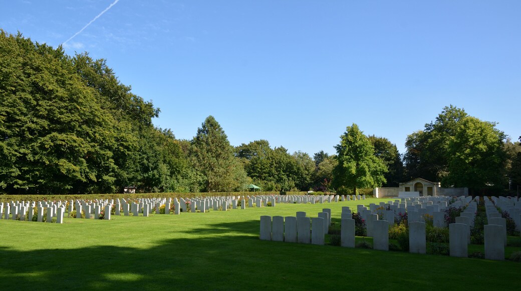 Impressionen aus dem Nordfriedhof in Kiel Ein Grossteil diese Friehofes ist den Gefallenen der beiden Weltkrige gewidmet.