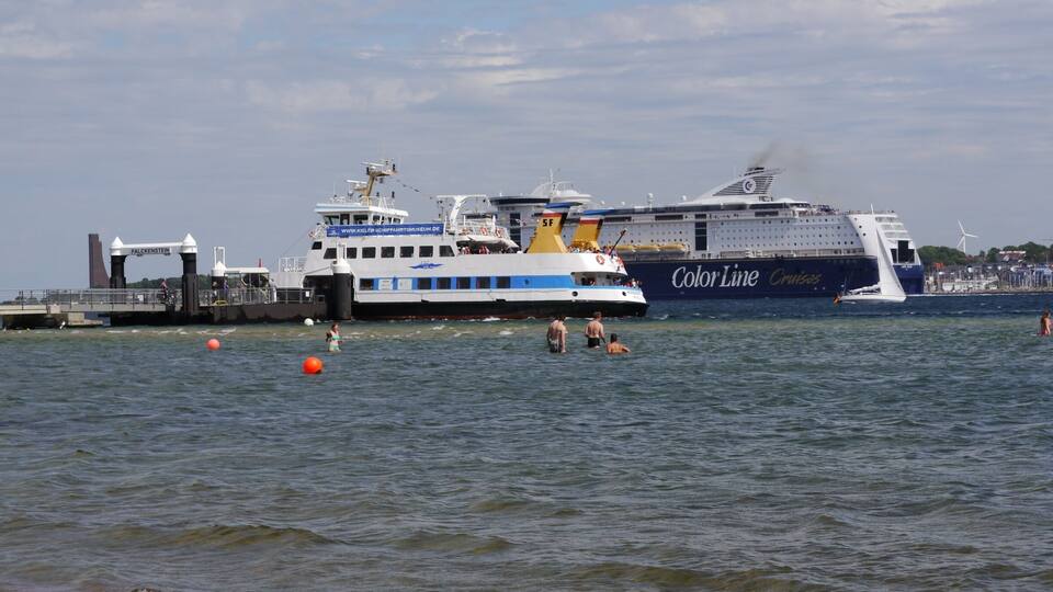 When the Color Line meets the ferry on a summer day - it’s 2 pm!