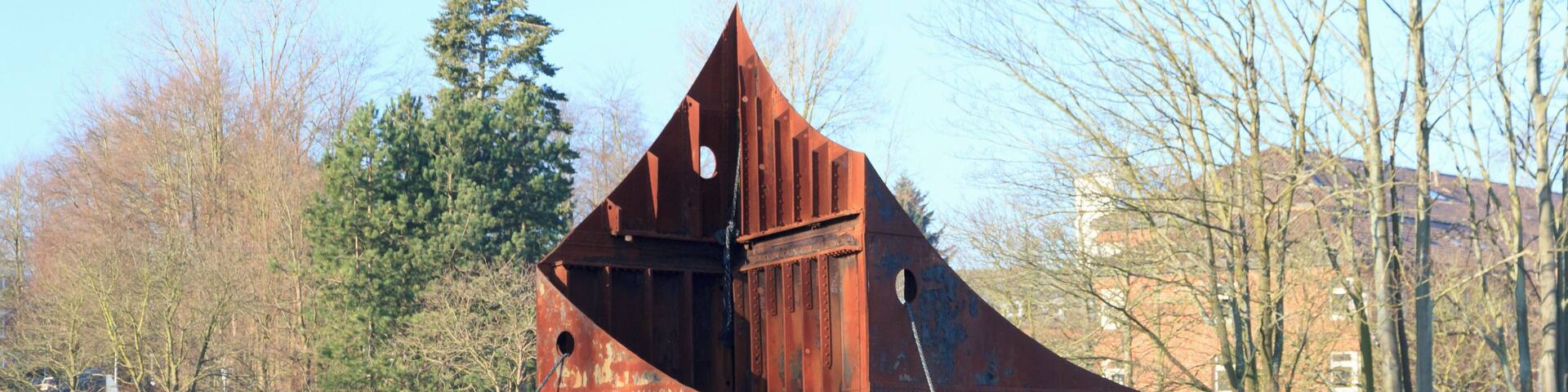 Die Skulptur "Hafen 77" von Felix Fehlmann am Tirpitzhafen von Kiel. Der schwedische Reeder Sten Allan Olsson, Direktor der Stena Line, stiftete das Denkmal im Jahre 1977.