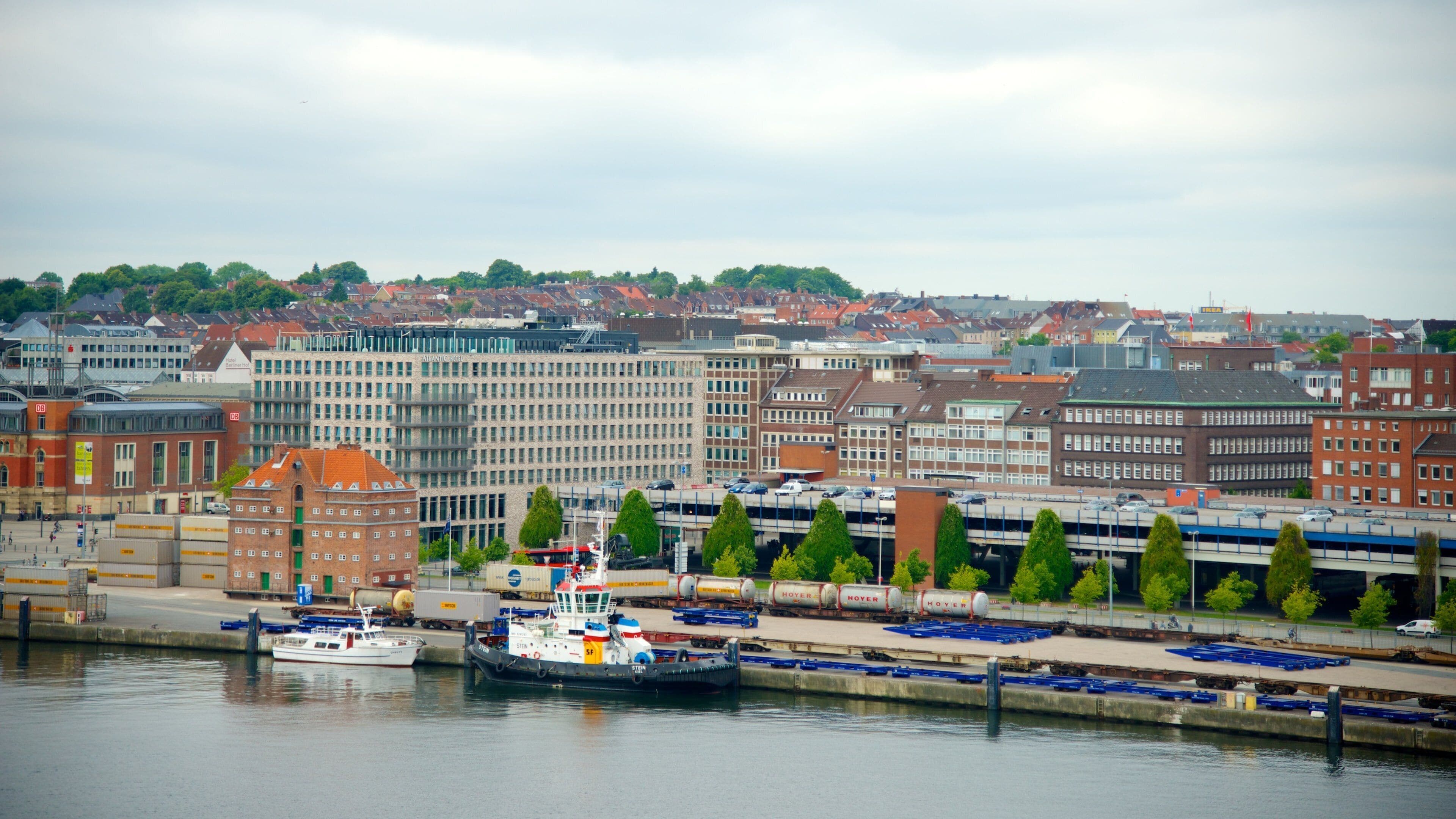 Kiel fasiliteter samt kystby, by og silhuett