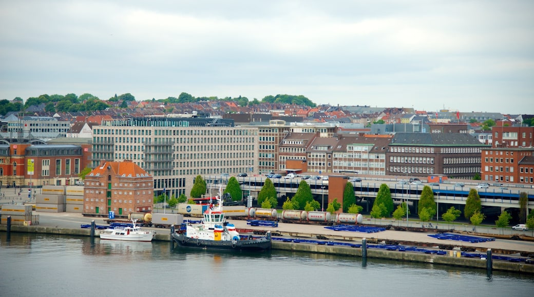 Kiel fasiliteter samt kystby, by og silhuett