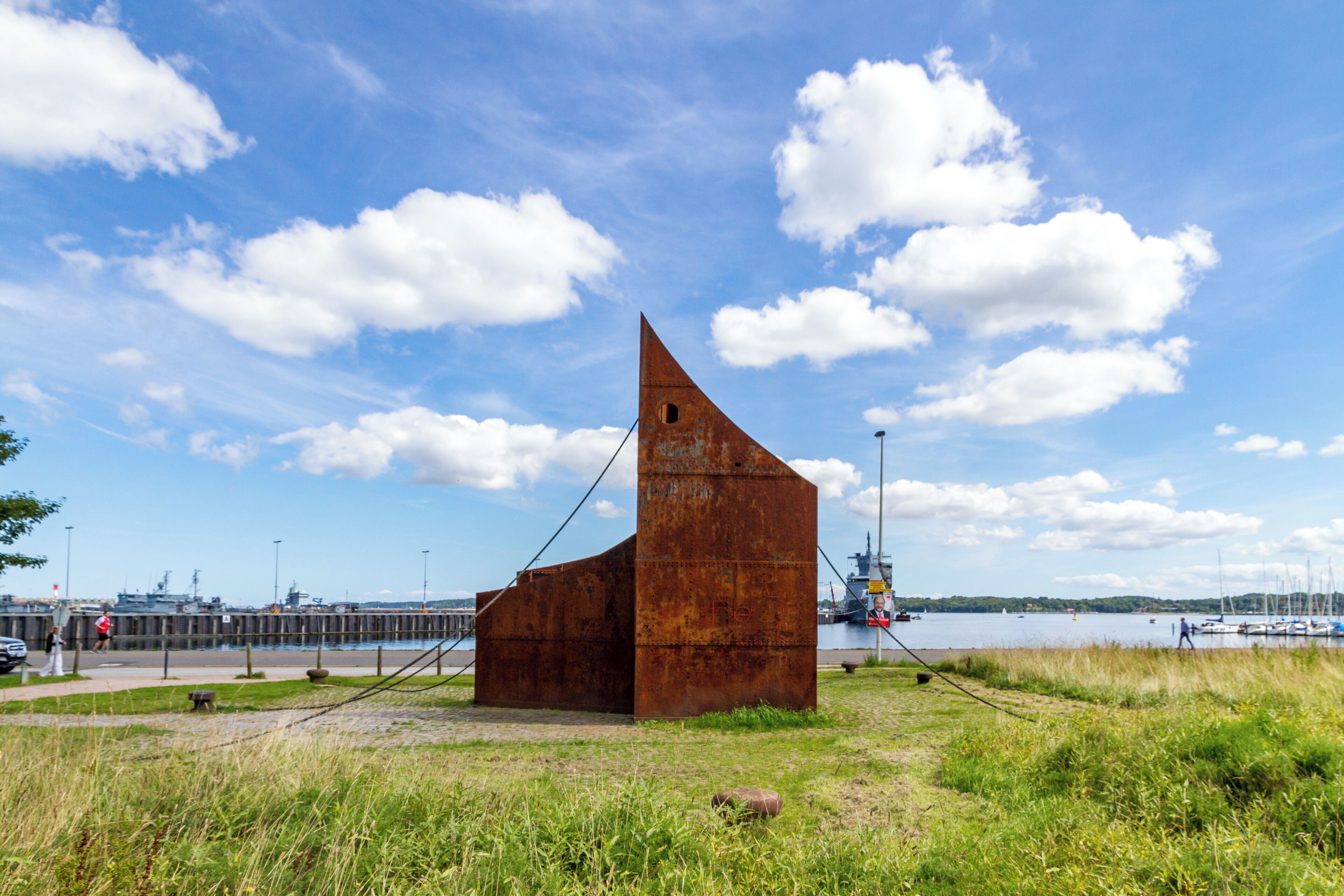 Die Skulptur "Hafen 77" von Felix Fehlmann am Tirpitzhafen von Kiel. Der schwedische Reeder Sten Allan Olsson, Direktor der Stena Line, stiftete das Denkmal im Jahre 1977.
